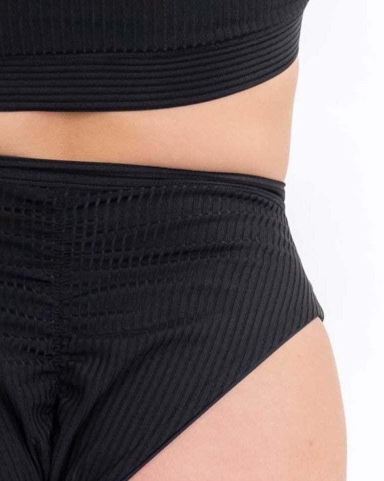A-Line Shorts in ribbed black