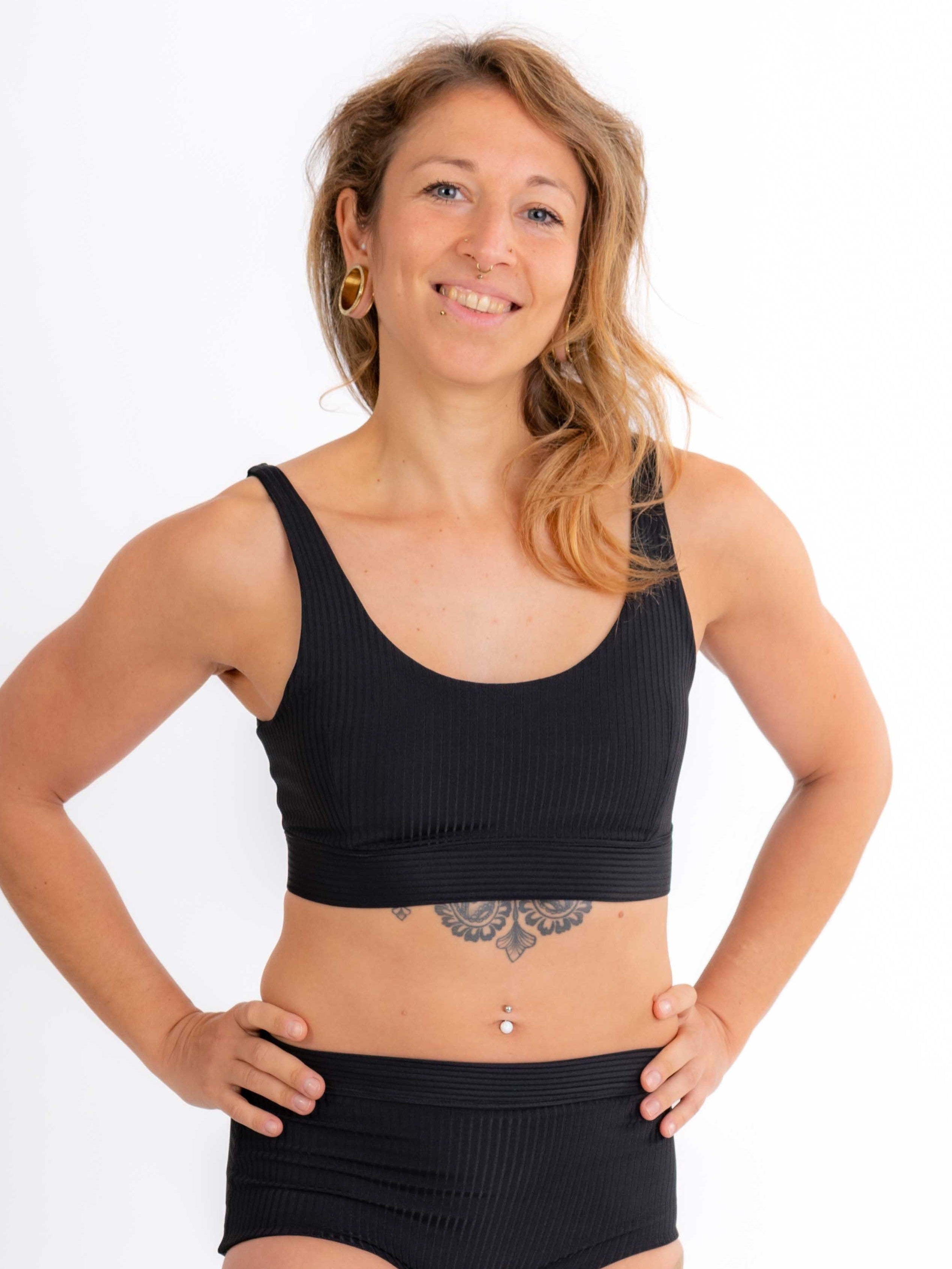 Basic Top in ribbed black