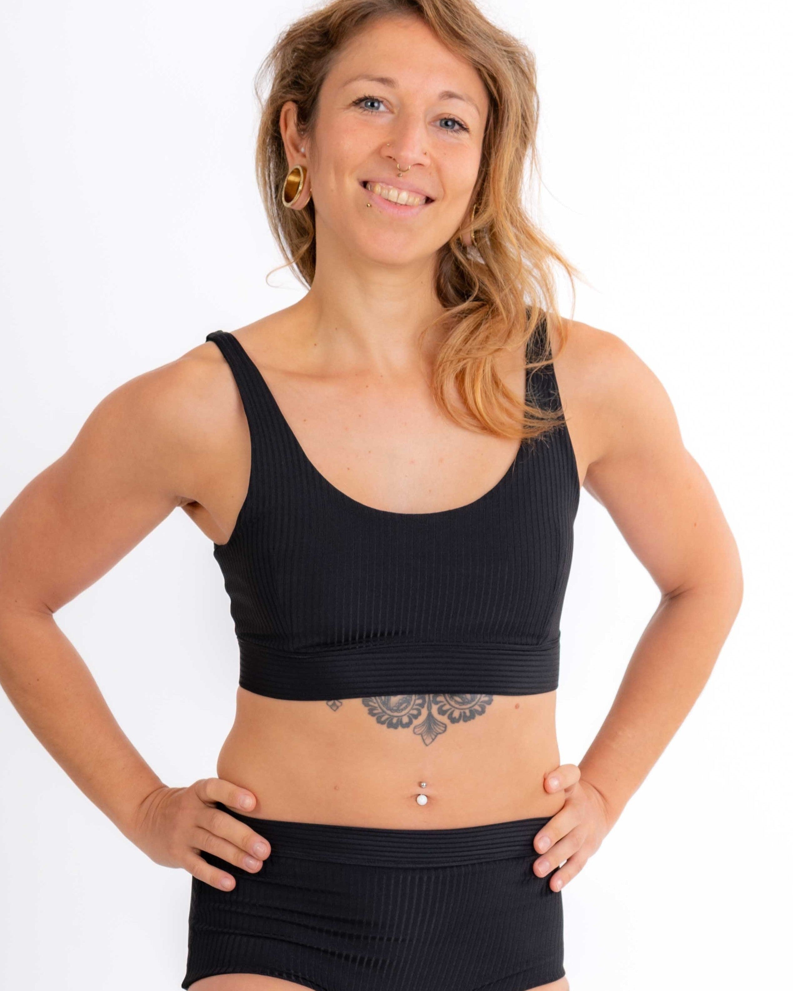 Basic Top in ribbed black