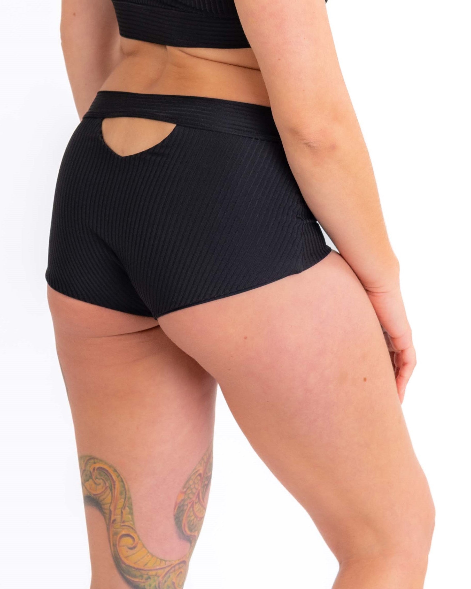 Basic Shorts in ribbed black