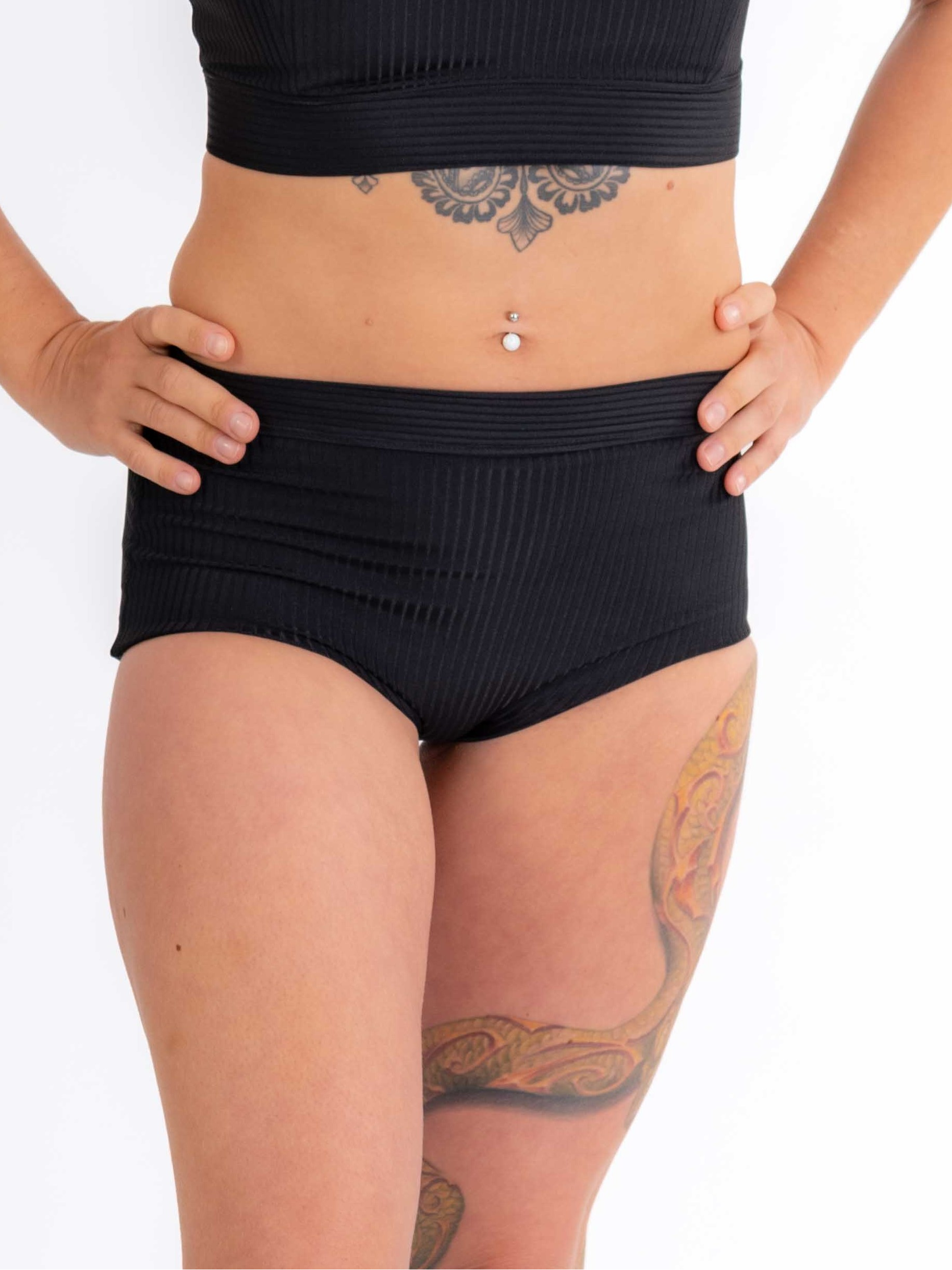 Basic Shorts in ribbed black